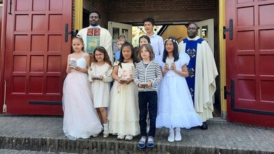 8 kinderen doen eerste communie