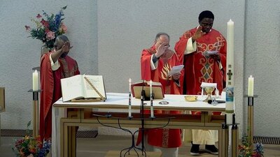 Twee jongeren ontvangen het Heilig Vormsel